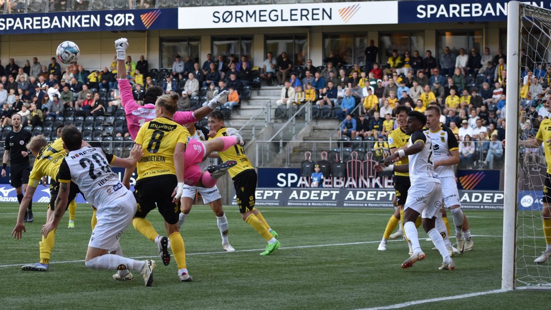 2024 start borte - keeper slår unna.jpg