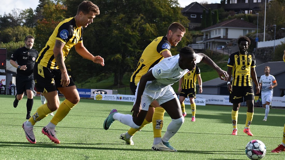 Tord Salte og Chris Sleveland i duell med Stabæks toppscorer Diabate.