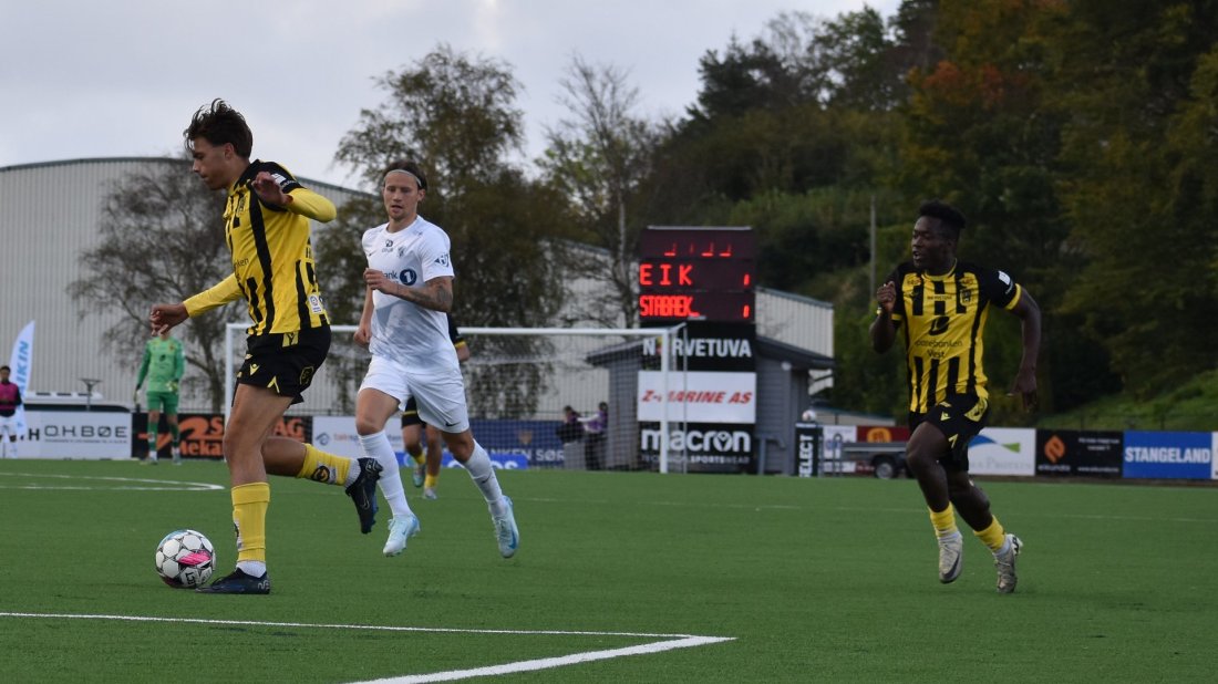 Forspillet til vår andre scoring. Magnus Høiseth slipper til Robert Williams som kommer på løp bakfra.