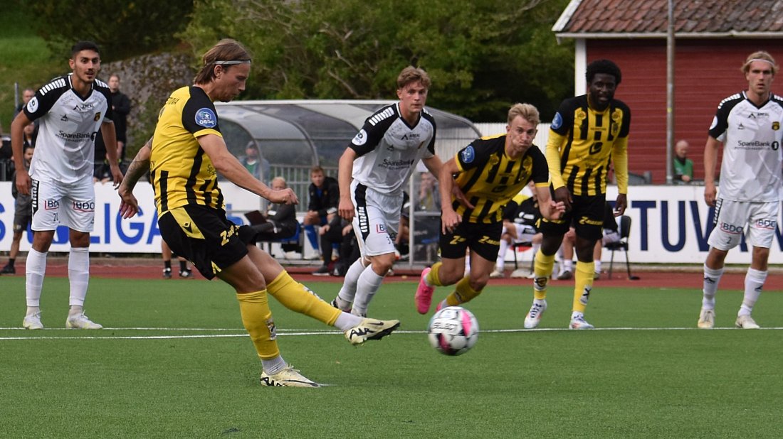 Magnus Lankhof Dahlby setter einn 1-0 på straffespark