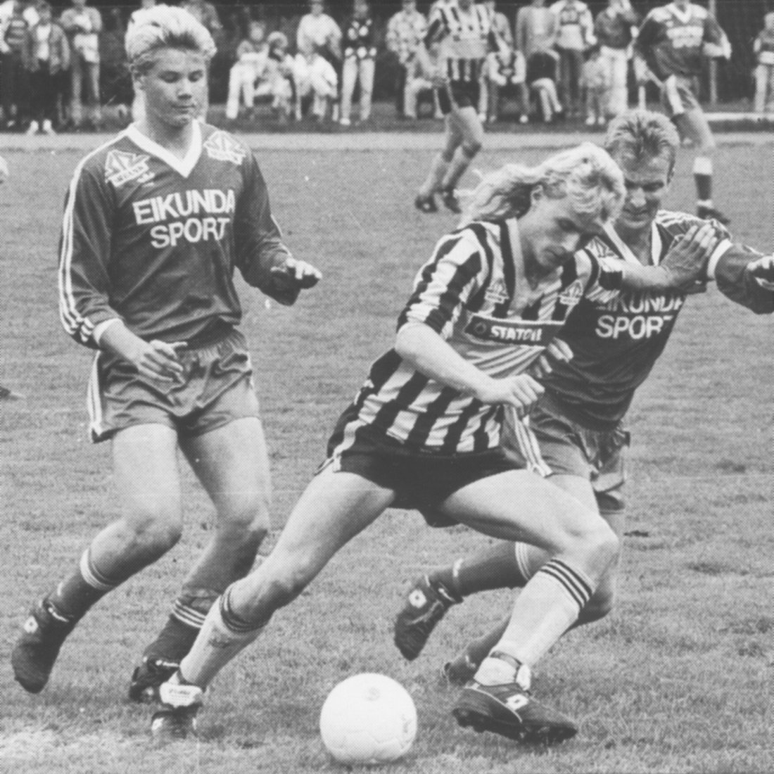 Bengt Sæternes beskytter ballen mot Eiger i 1991. Foto: Dalane Tidende