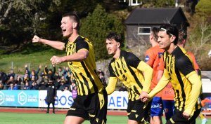 Henrik Falchener feirer sin første EIK-scoring sammen med Andreas Helmersen og Heine Åsen Larsen. Målet kom i årets første hjemmekamp på nytt kunstgress mot Aalesund. 
Foto: Kjell Åvendal.