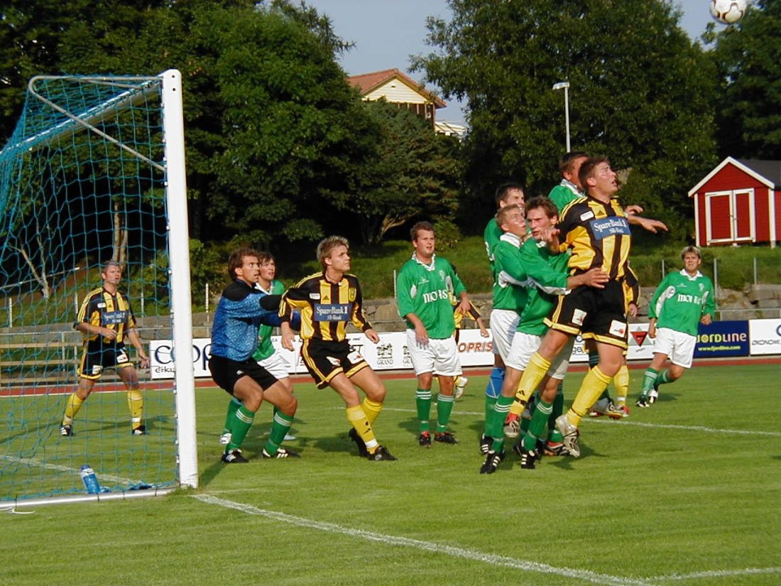 Stian Stapnes Hunnestad og Arnt Ove Ivesdal er nummer en og tre på EIKs adelskalender. Her i aksjon mot Orre i en kamp i Rogalandscupen i 2003. (foto: Kjell Åvendal)