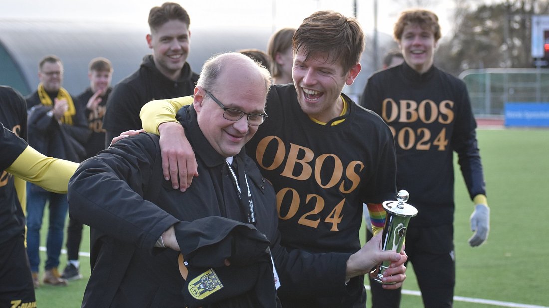 Stort øyeblikk når Chris sammen med "manager" Øyvind Kvassheim hever pokalen som bevis på at vi var klare for førstedivisjon høsten 2023. Foto: Kjell Åvendal