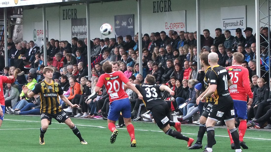 Fullt hus i Hålå i 2018. EIK-spillerne Chris Thodal Sleveland (t.v,), Marceli Wawrzynkiewicz, Mads Nørby Madsen og Roy André Miljeteig.<br />Foto: Kjell Åvendal