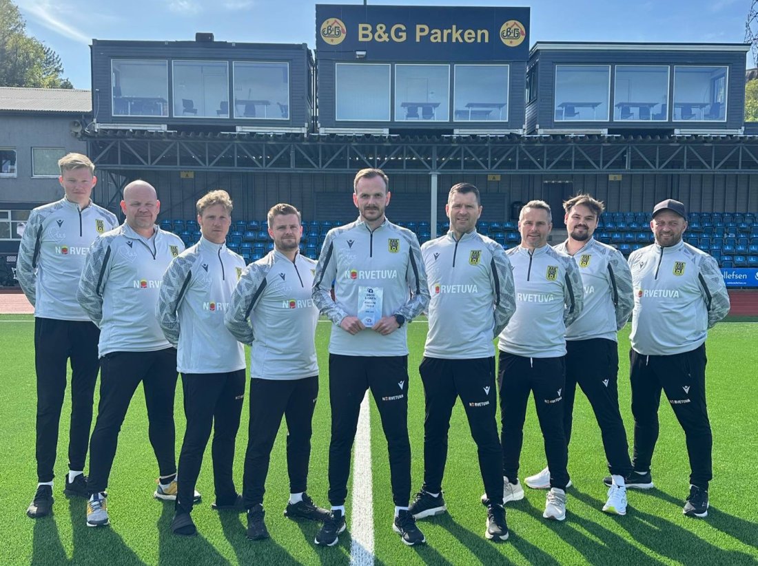 På bildet fra venstre: Sander Strøm Sivertsen, Stian Skjerli Mong, Patrik Bladh, Marius Kjørvik Johansen, Endre Eide, Asle Sirevåg, Espen Furuløkken, Aleksander Årstad, Stein Erik Koldal.