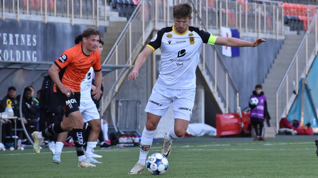 Chris Sleveland og EIK vant 2-0 på Åsane Arena i fjorårets kamp.
