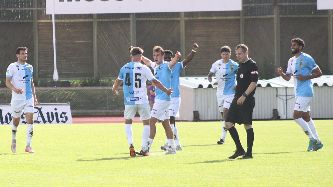 Vi ser gjerne dette igjen: Scott Vatne jubler etter sin scoring fra midtbanen på Melløs i fjor.