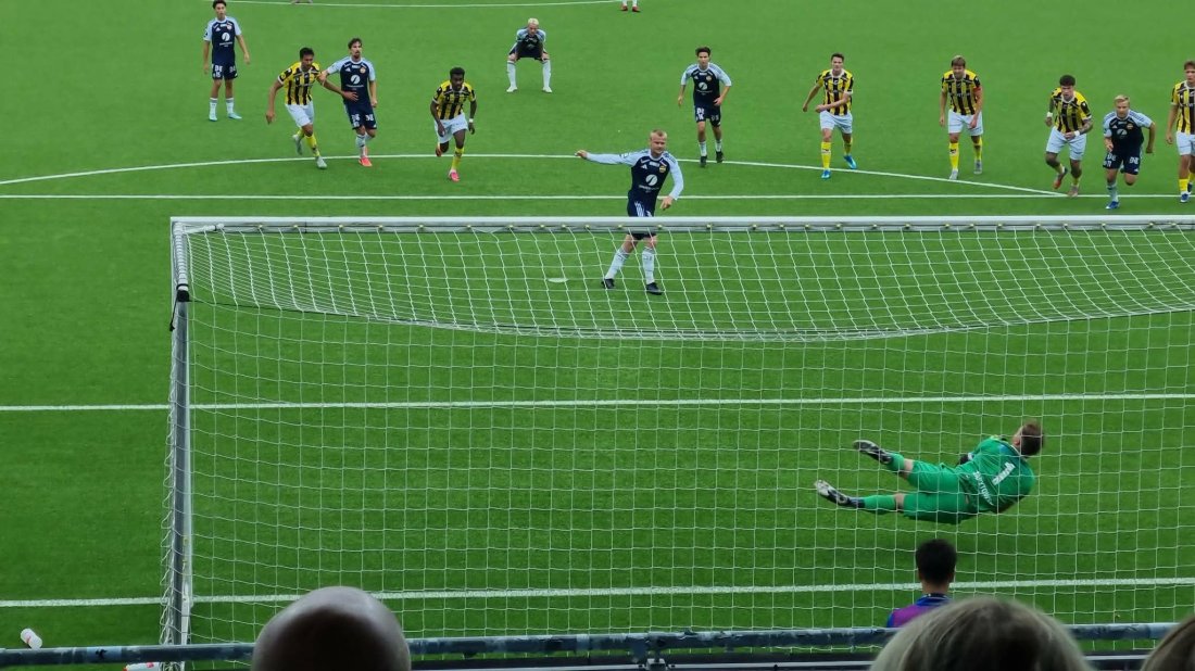 Marcel Zapytowski redder Herman Stengels straffe da vi vant 2-0 i Drammen sist helg.