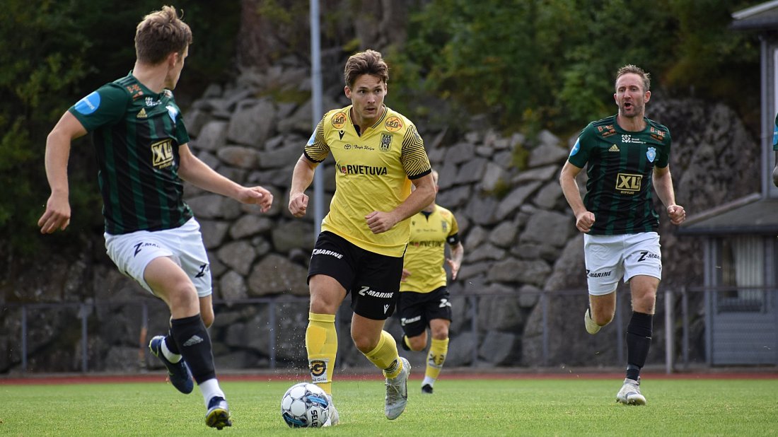 Simen Hjerkinn Hammershaug i aksjon for EIK mot Staal Jørpeland i 2022. Angriperen er nå tilbake i moderklubben Lillehammer, der han står med imponerende 14 scoringer på 8 seriekamper denne sesongen.