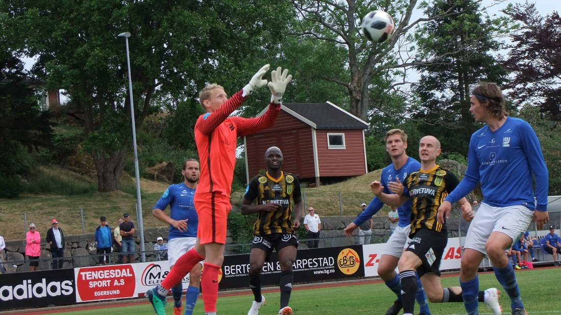Jesper Taaje (til høyre i bildet) ser keeper Erik Sivertsen plukke ned ballen foran Bob Sumareh og Roy Miljeteig da vi møtte Kjelsås i 2018.