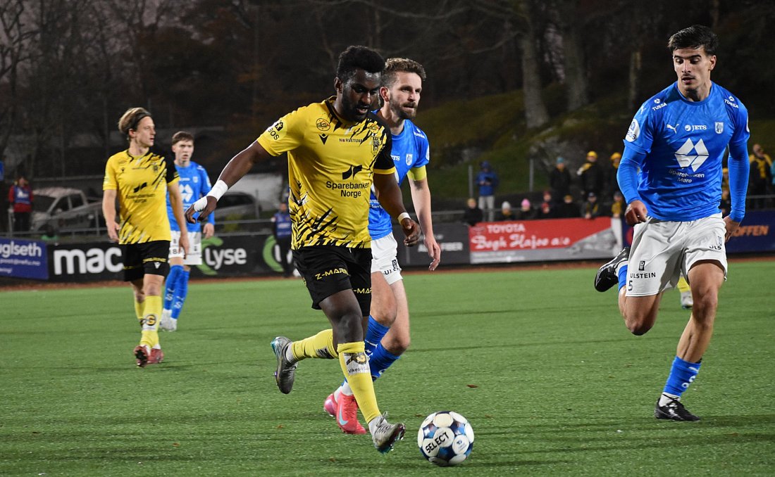 Horenus Tadesse og EIK slet med å finne en vei gjennom Hødds forsvar i fjor. Her fra kampen på Husabø, der Torbjørn Kallevåg og Mirza Mulac stenger veien for EIKs midtbanespiller.