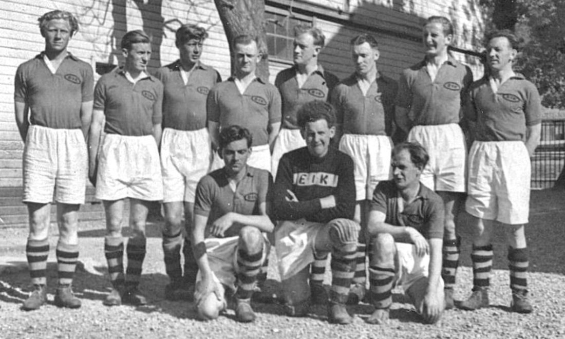 John Skårdal bak til venstre på EIKs lag som spilte åpningskamp i Idrettsparken mot Viking pinsen 1947.