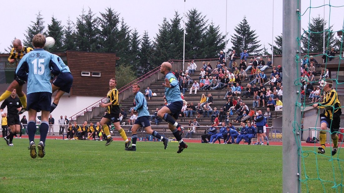 Christophe Dagsland er oppe og header i kampen mellom Ulf og EIK i Sandnes i 2005. EIKs målscorer Børge Hansen helt til høyre i bildet.