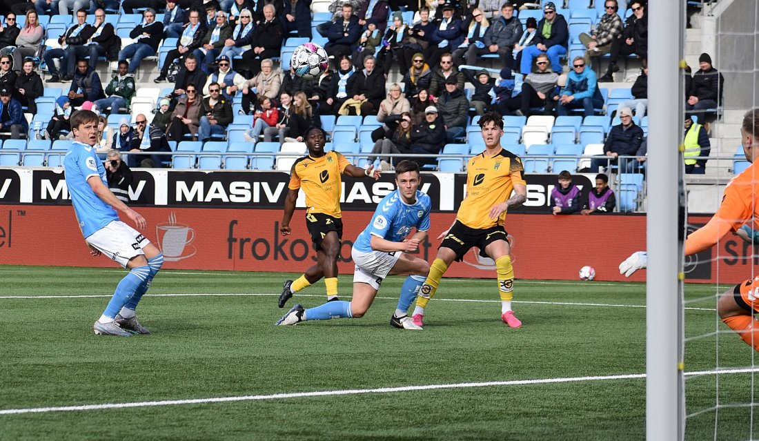 Stian Rokås Michalsen curler inn EIKs første scoring i OBOS-ligaen da vi møtte Sandnes Ulf for to år siden.