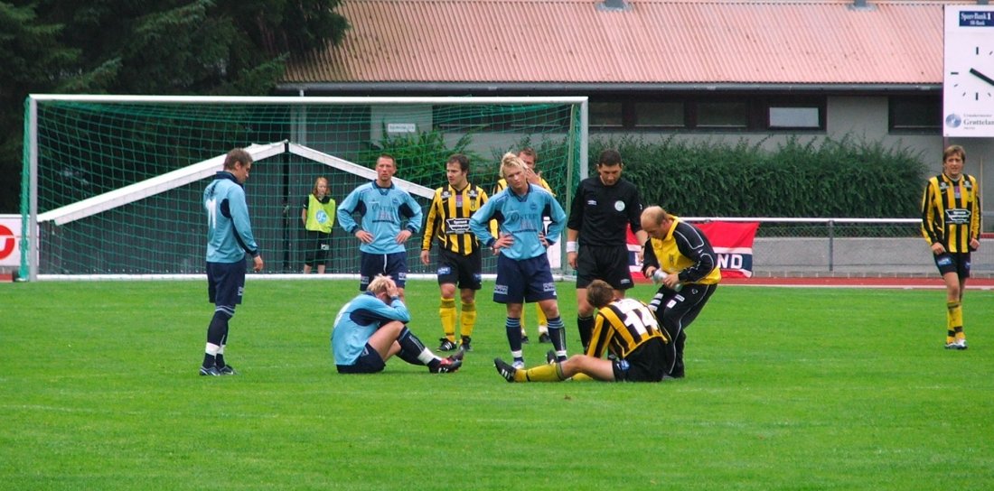 Stopp i spillet etter en tøff hodeduell i kampen på Sandnes stadion i 2005. EIK-spilleren med nummer 14 er John Arne Hoås