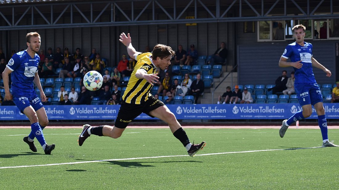 Jan Inge Lynum fikk sin scoring mot slutten av kampen mot Haugesund, men var også svært nær i første omgang da han kom ørlite for sent på dette innlegget.