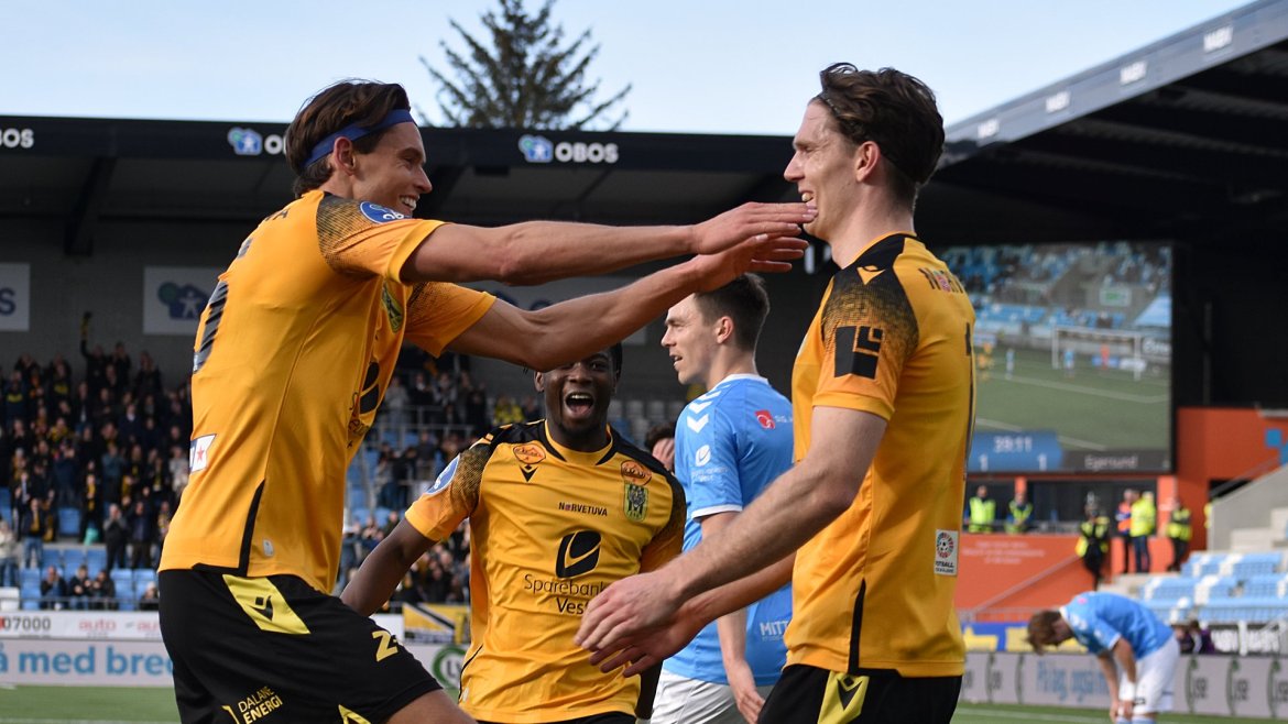 Jubler sammen med Ingvald Sandvik Halgunset og Robert Williams