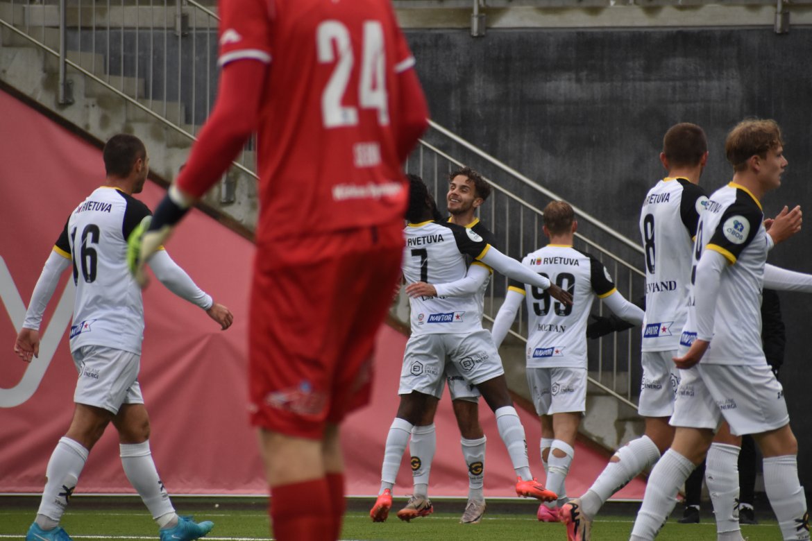 Matchvinner mot Åsane på bortebane. 
Foto: Kjell Åvendal.