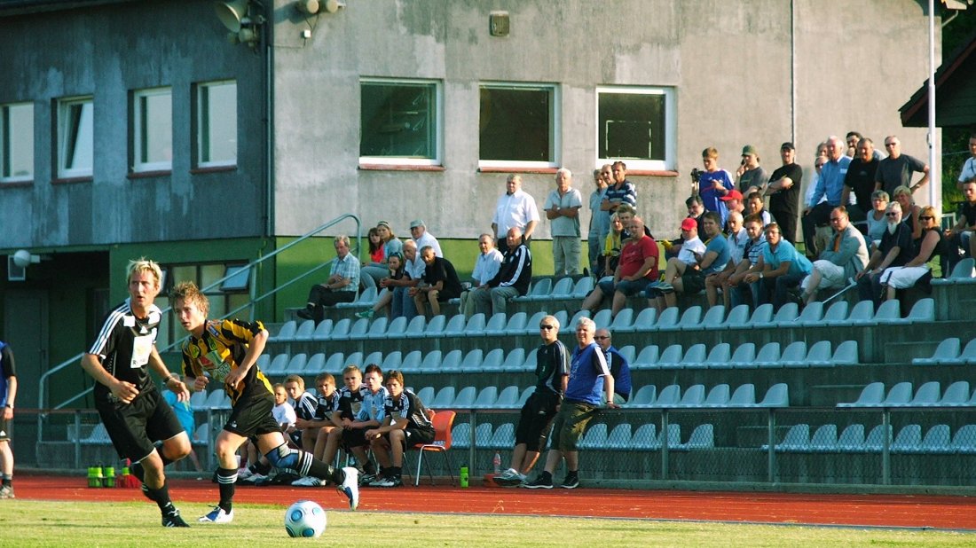 Et lite innspill i debatten om våre tilskuertall som har rast på sosiale medier de siste dagene. Her fra hjemmekamp mot Staal Jørpeland i 2009, forøvrig Valon Berishas siste kamp for EIK. En kan vel konstatere at det er langt færre tomme stoler i B&G Parken i 2025. Og at ganske mange av ansiktene på tribunen også vil være på plass mot Lyn i dag!