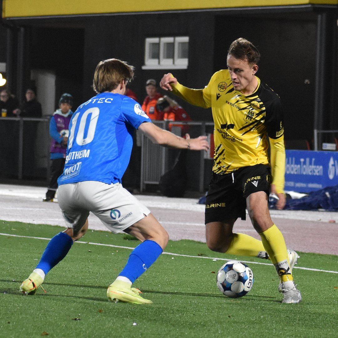 Scott Vatne forsøker å dra seg forbi Hødds Isak Skotheim i vår forrige hjemmekamp.