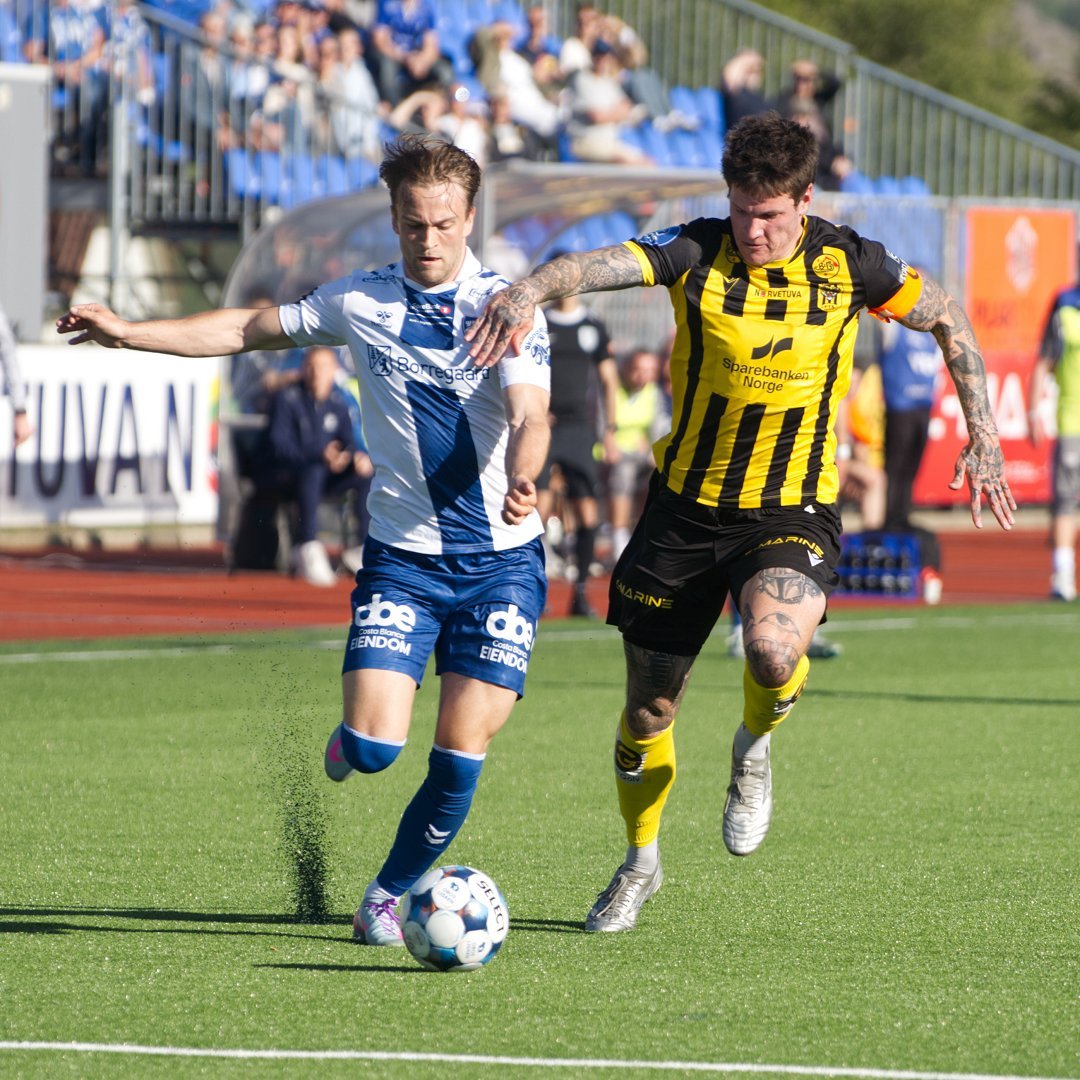 Isak Jönsson i duell med Sarpsborgs Frederik Carstensen i cupkampen her på tirsdag.