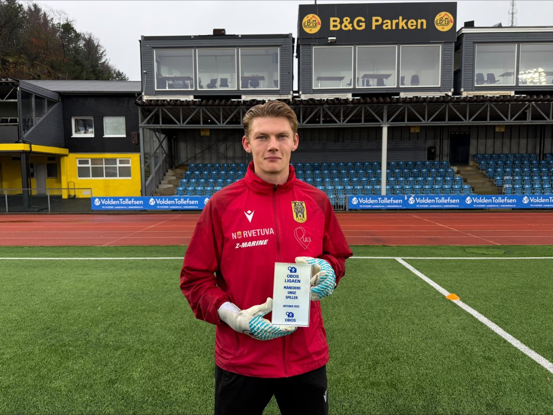 Andreas Hermansen med prisen for månedens unge spiller oktober 2025