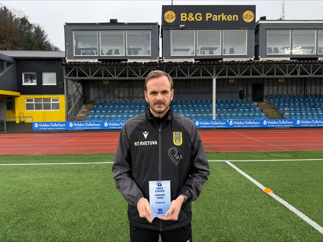 Endre Eide med det synlige beviset for månedens trener oktober 2025