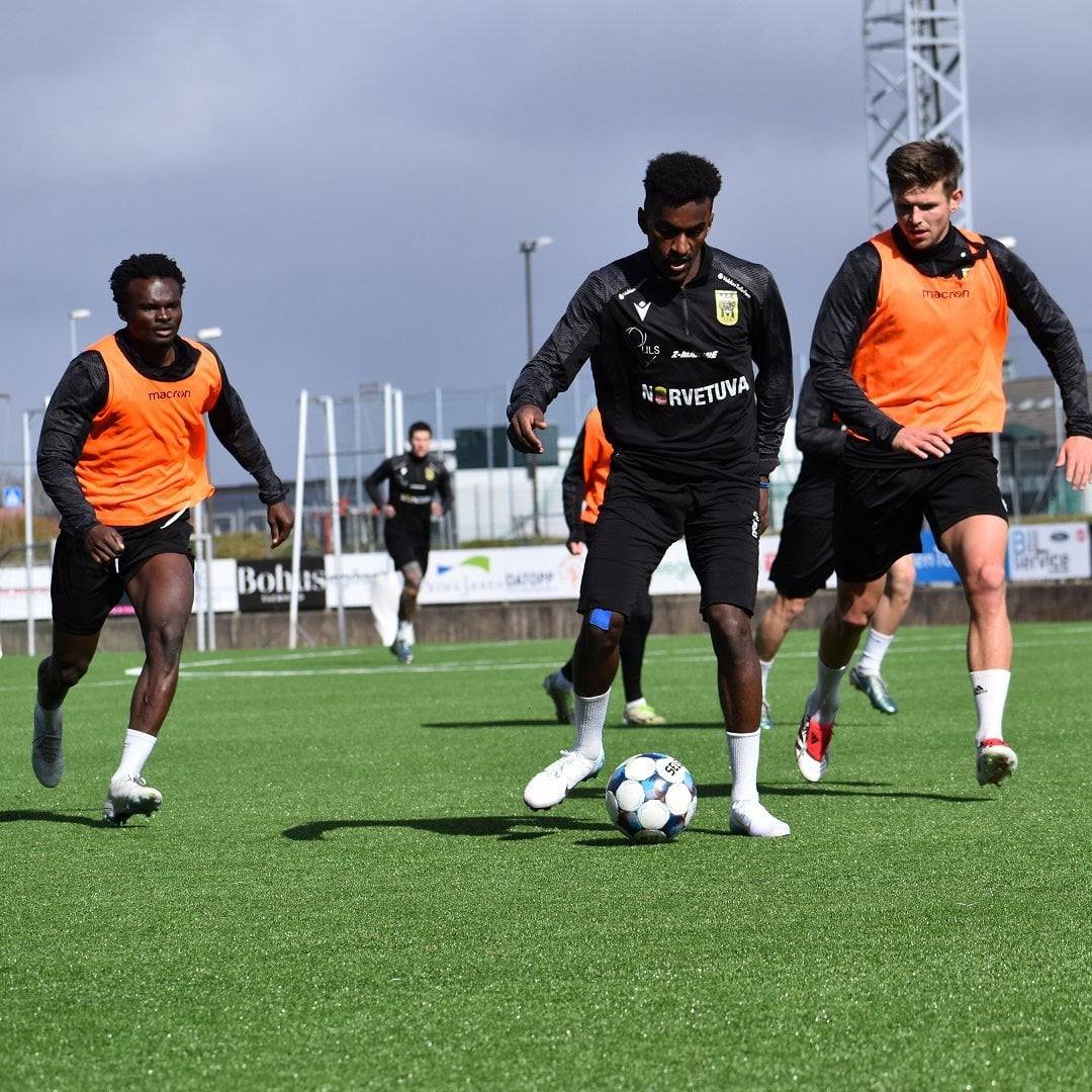 Mustapha Abu (t.v), Horenus Tadesse med ballen og Chris Thodal Sleveland på trening i slutten av mars.