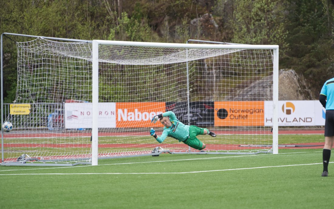Denis Nadarevic gikk til riktig side på straffesparket, men nådde ikke helt ut