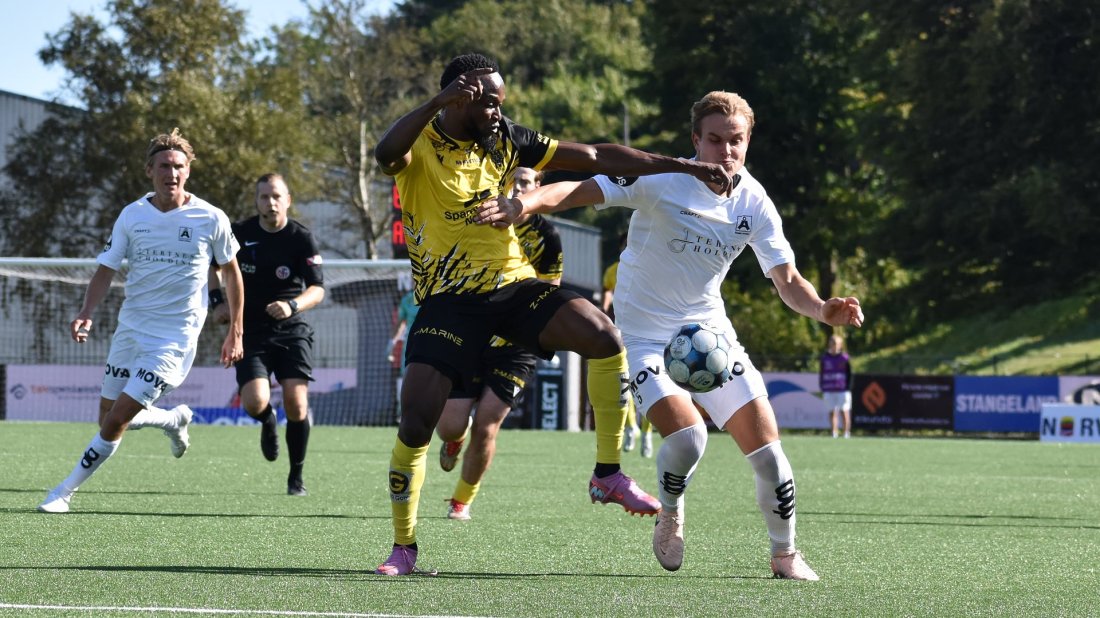 Samuel Adegbenro startet sin første EIK-drakt