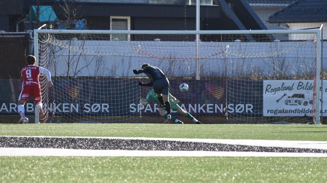 2024 bryne treningskamp bergersen scorer på straffe.jpg