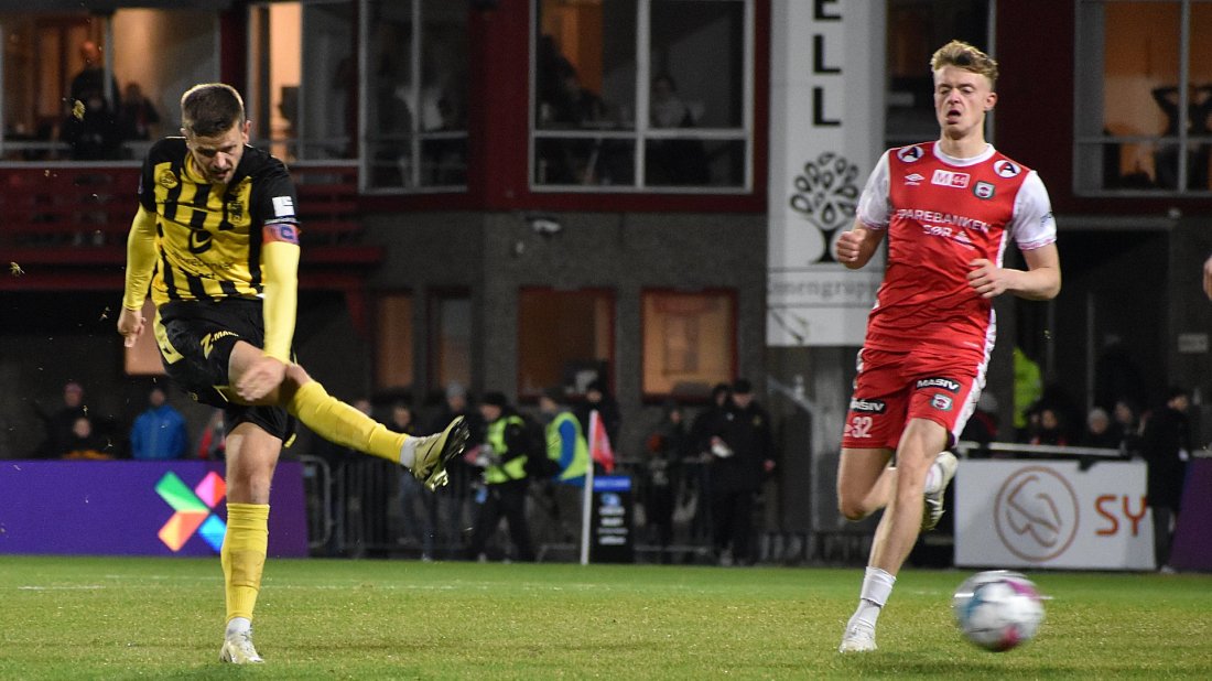 Chris Thodal Sleveland løsner et skudd fra distanse, men våre forsøk ble for spede og for sjeldne. Mot slutten av kampen fikk vår kaptein gult kort, noe som gjør at han må stå over siste seriekamp mot Sandnes Ulf.