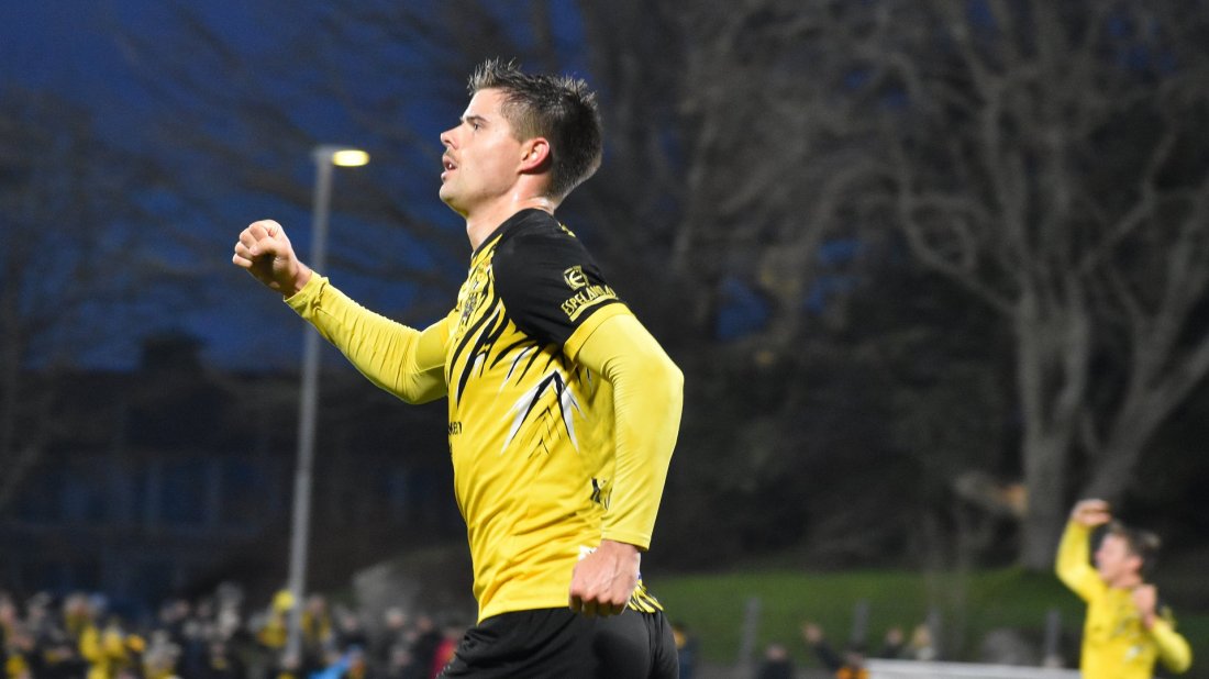 Oscar Kapskarmo og hans movemberbart feirer utligning til 2-2